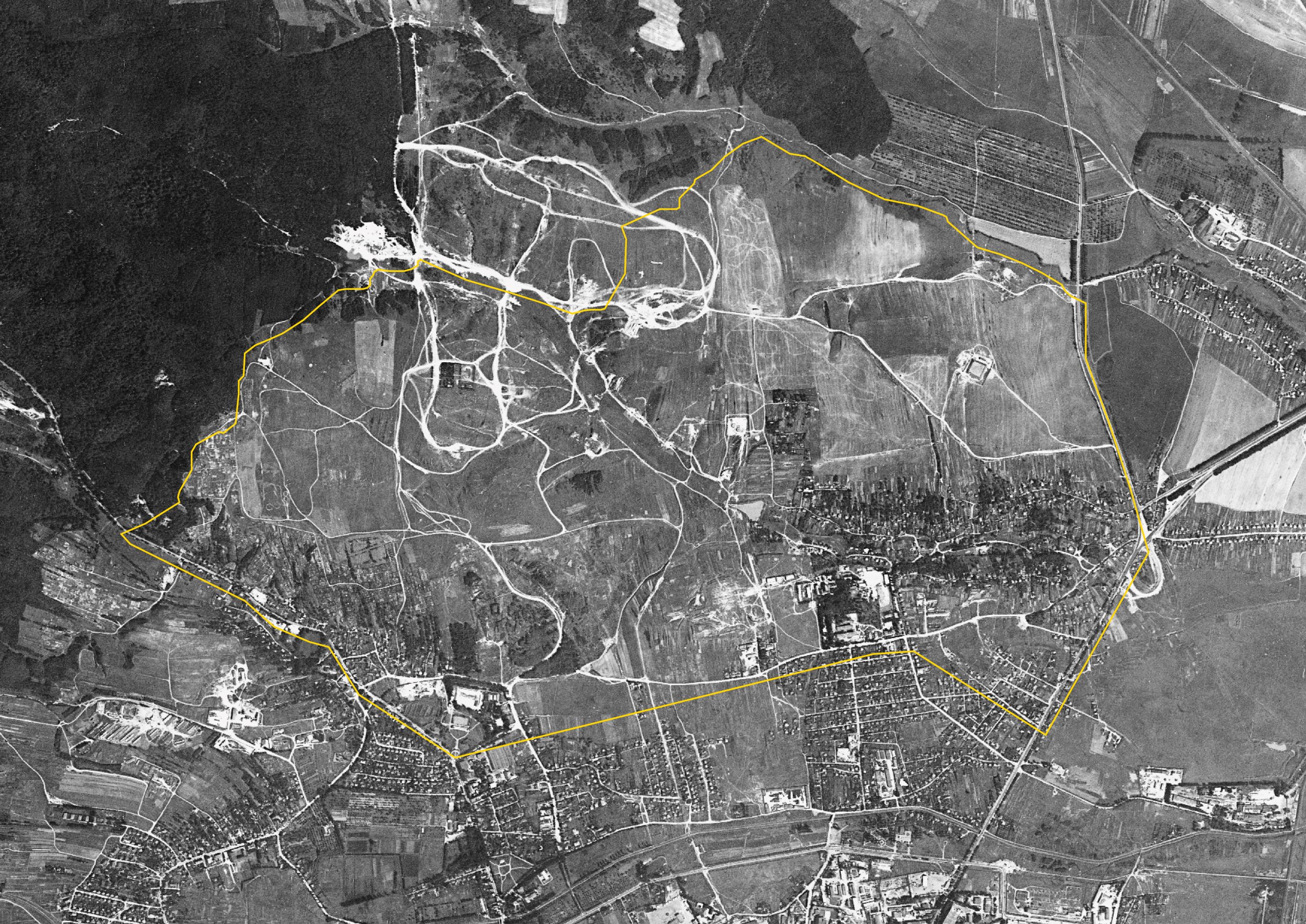 Територія ще залишається переважно малоповерховою і схожою на сільську місцевість. Історичні Збоїща — це головна заселена частина, а навколо — сади й відкриті ділянки. Велика радянська забудова тут ще не з’явилася. (Супутникове зображення 1966 року)