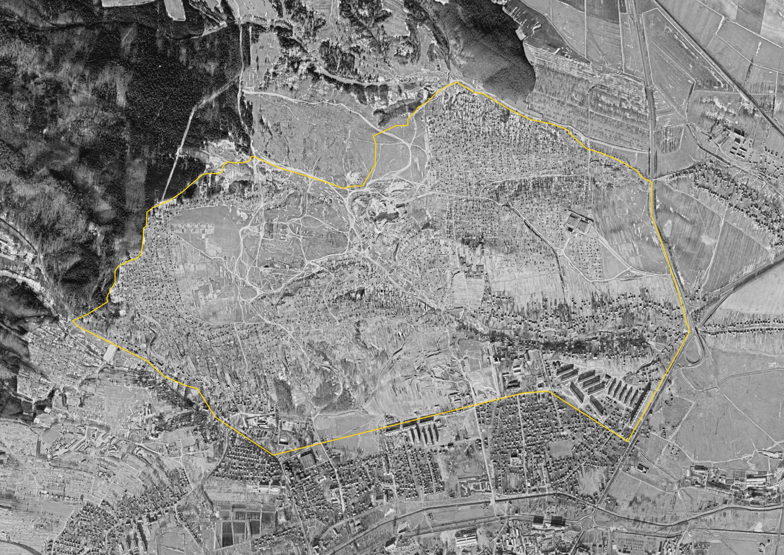 Починається забудова перших радянських житлових кварталів — згодом тут сформуються райони Щурата і частина району Грінченка. З’являються нові багатоповерхівки, однак внутрішніх вулиць та зв’язків ще бракує — територія читається як незавершена. (Супутникове зображення 1974 року)